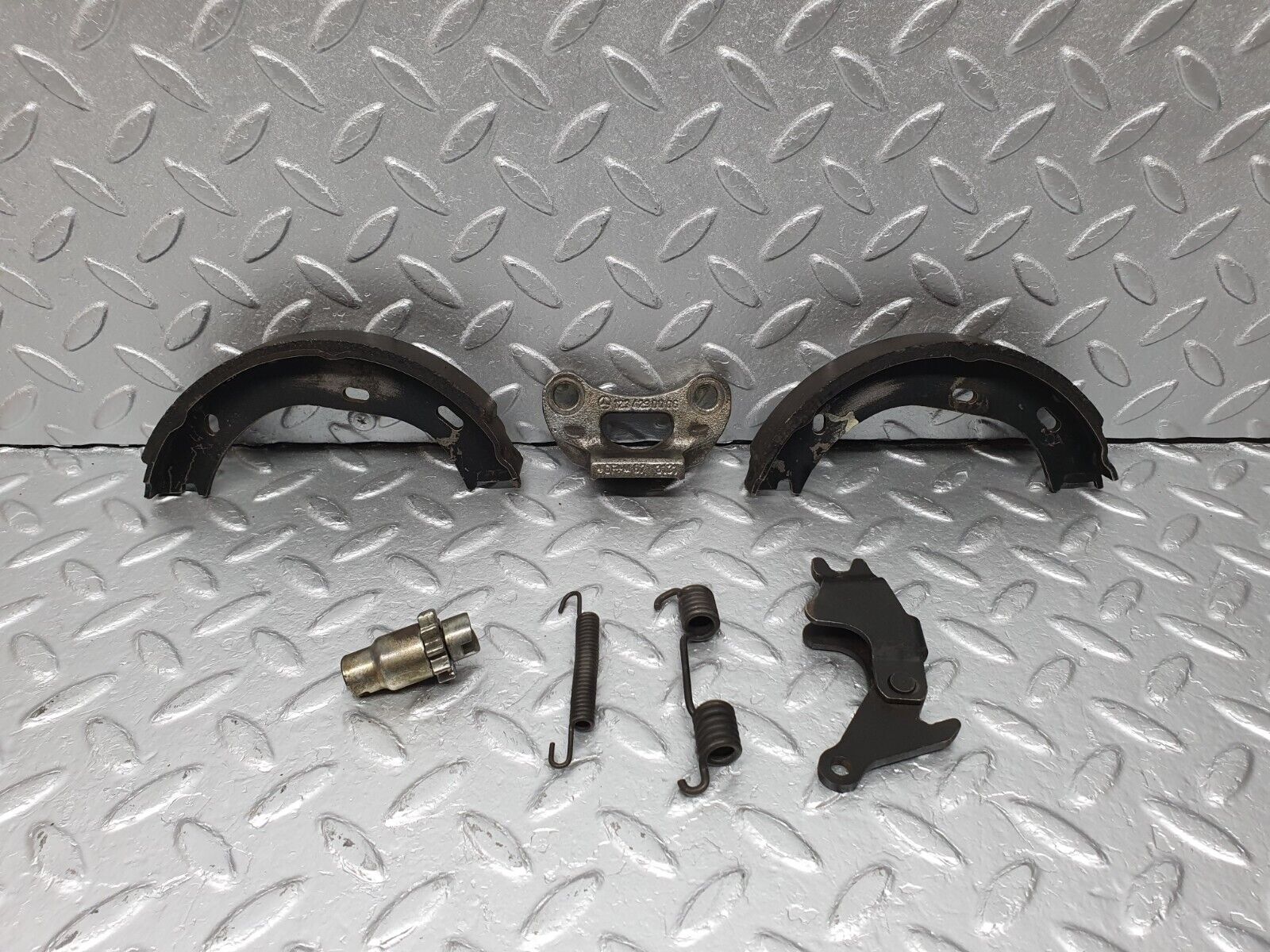 40823 Mercedes-Benz W123 300D Rear Brake Shoes Set Left Side 1234230006