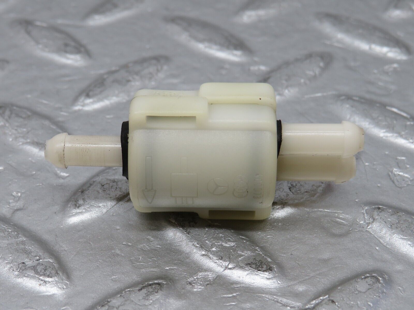 37753 Mercedes-Benz A124 320E Cabriolet Windscreen Washer Fluid Distributor