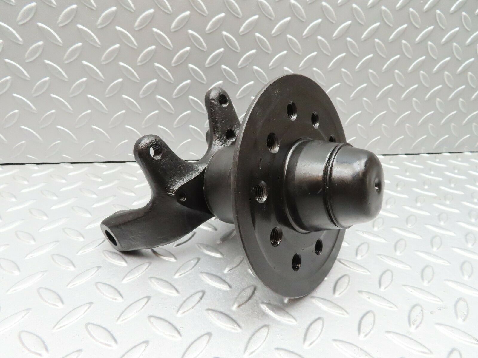 3427 Mercedes-Benz W115 220D Front Left Wheel Hub