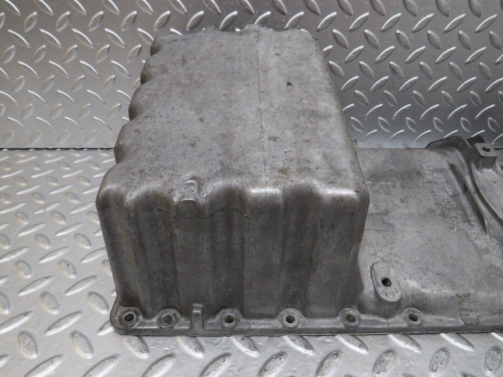 26085 Mercedes-Benz W123 200 Oil Pan Oil Sump 1020141202