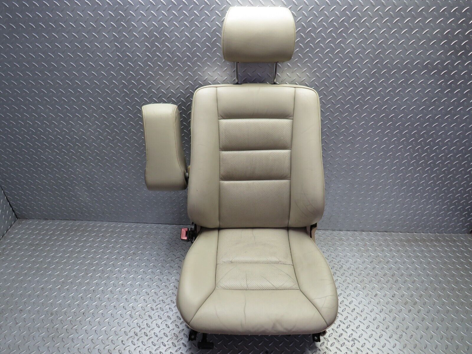 26617 Mercedes-Benz C124 220CE Coupe Front Left Seat Leather Beige