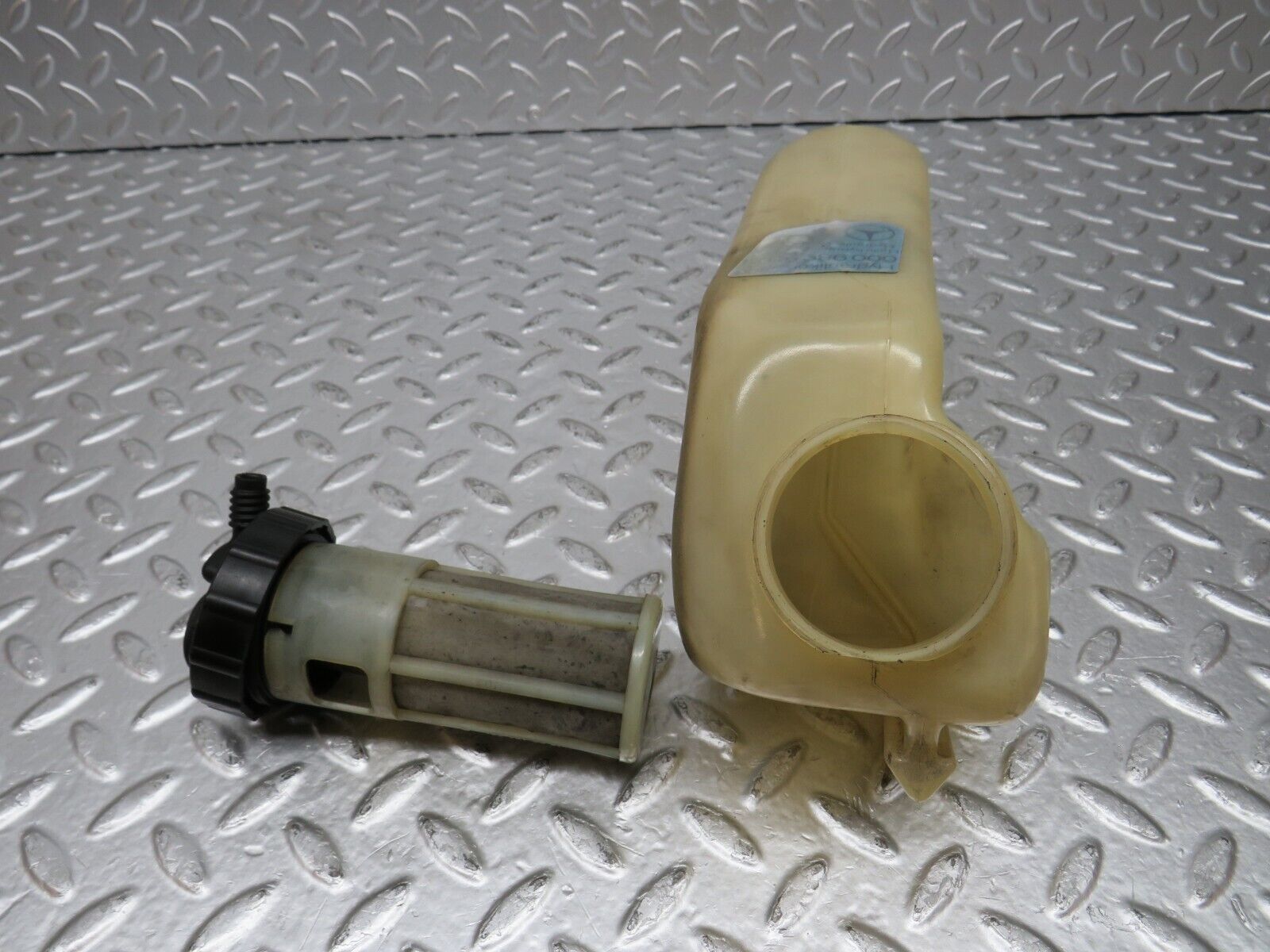 31298 Mercedes-Benz S124 220TE Hydraulic Suspension Fluid Reservoir 0009899103