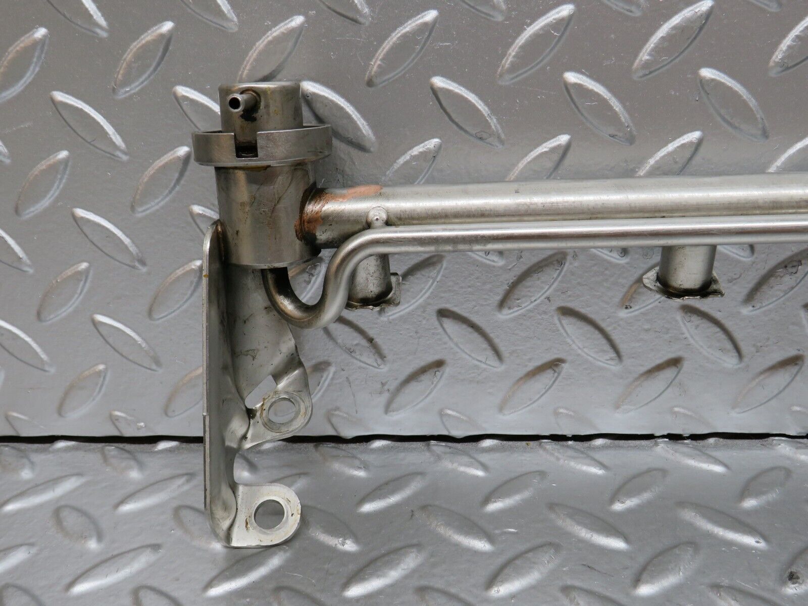 29010 Mercedes-Benz C124 320CE Fuel Injector Rail With Fuel Pressure Regulator