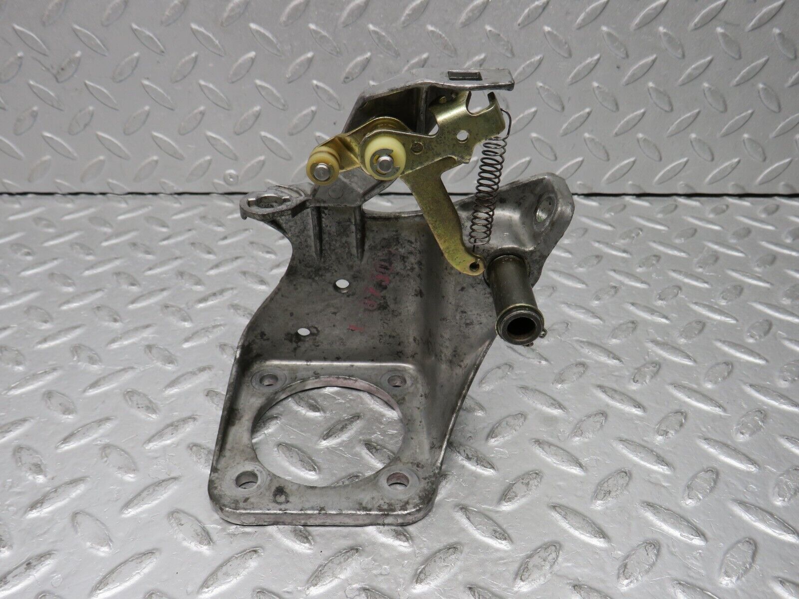 37944 Mercedes-Benz A124 320E Cabriolet Brake Pedal Bracket 1242900919