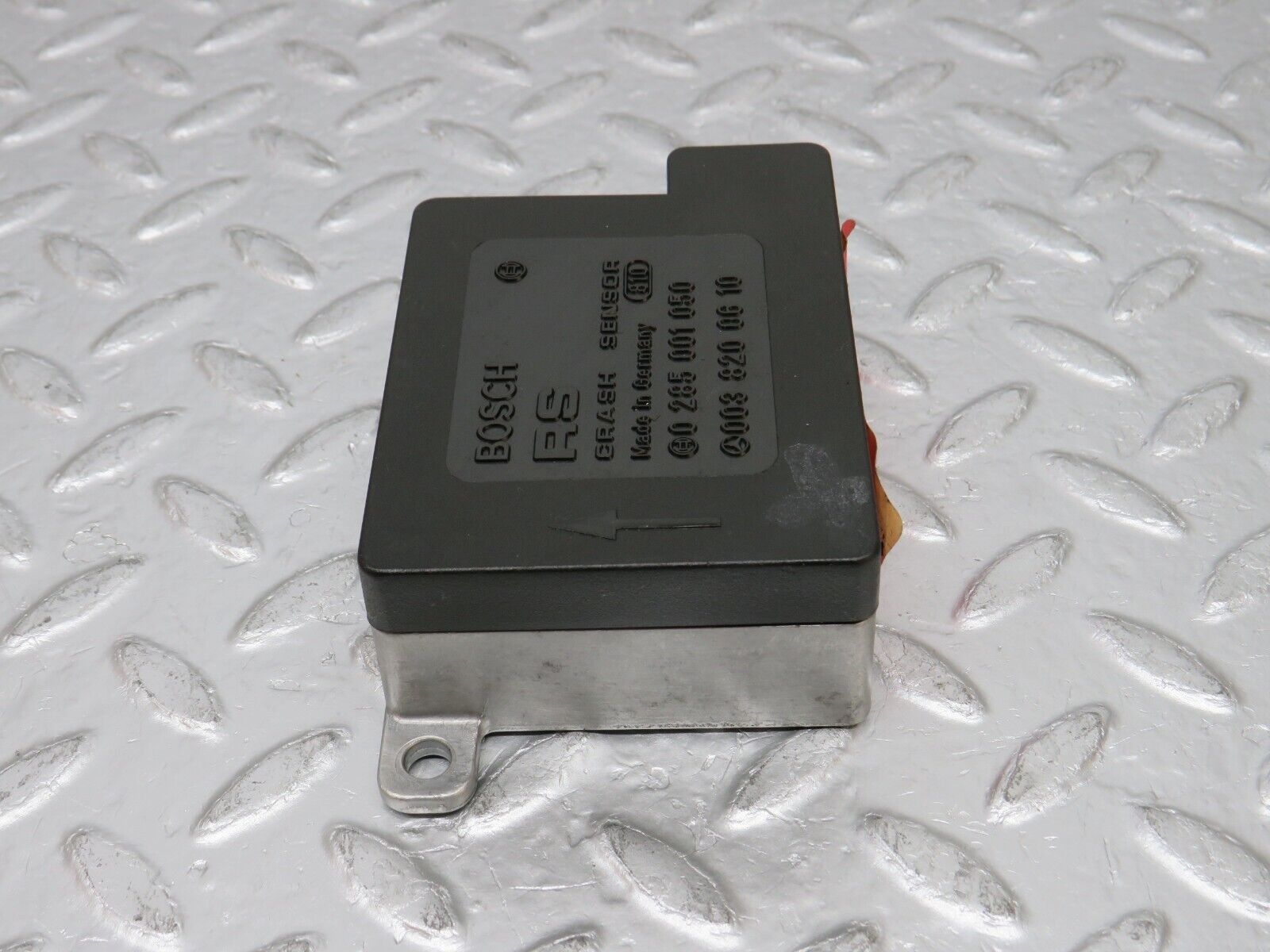 32479 Mercedes-Benz S124 300TE Wagon Crash Sensor Bosch 0285001050 0038200610
