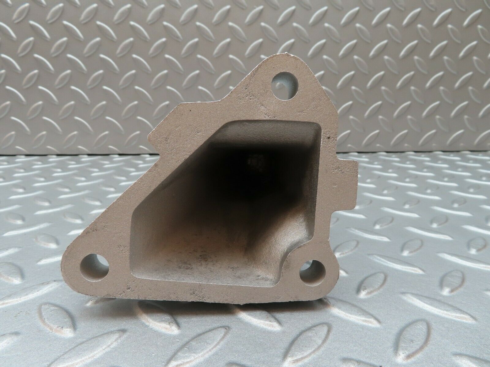 3832 Mercedes-Benz S123 200T Wagon Engine Mount Bracket Right Side 1022230304