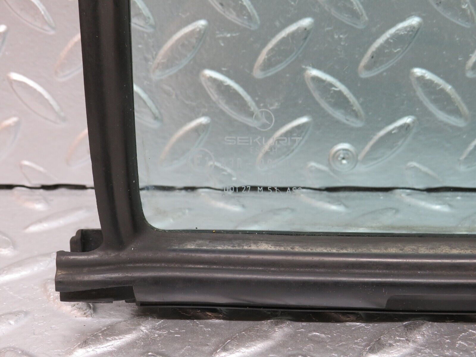 0627 Mercedes-Benz W123 230E Left Rear Door Quarter Glass 1237350124