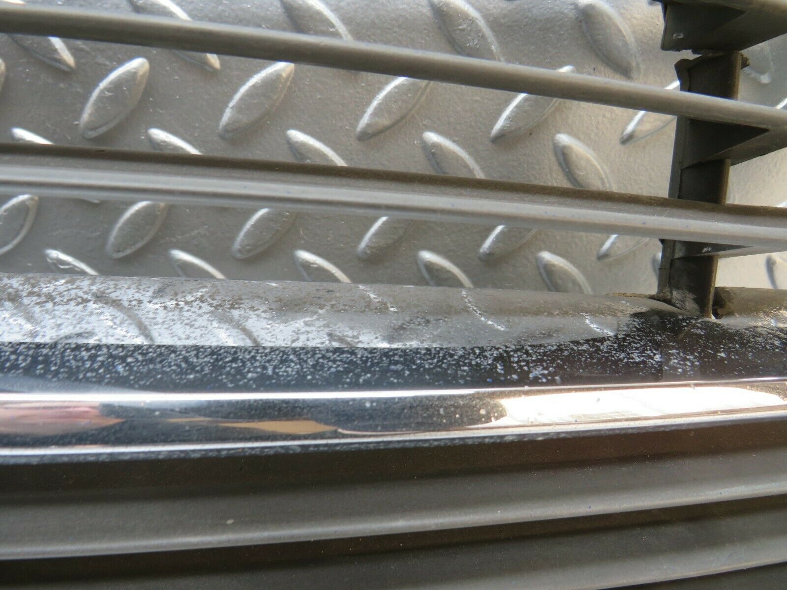 22852 Mercedes-Benz C107 450SLC Coupe Bonnet Grill 1078881523