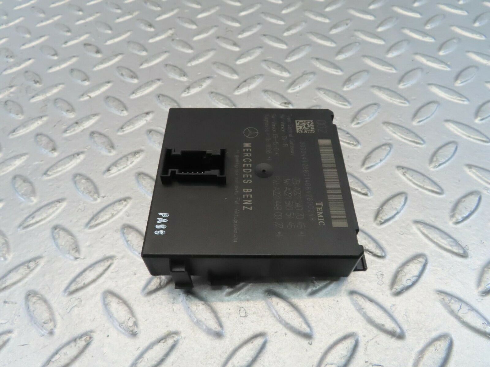 11126 Mercedes-Benz W221 S320 Central Gateway ECU 2215407045