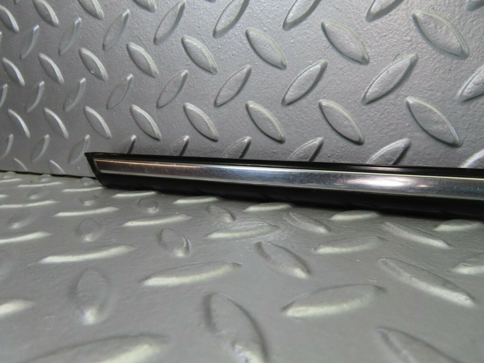 10258 Mercedes-Benz W123 Front Left Door Centre Moulding Trim