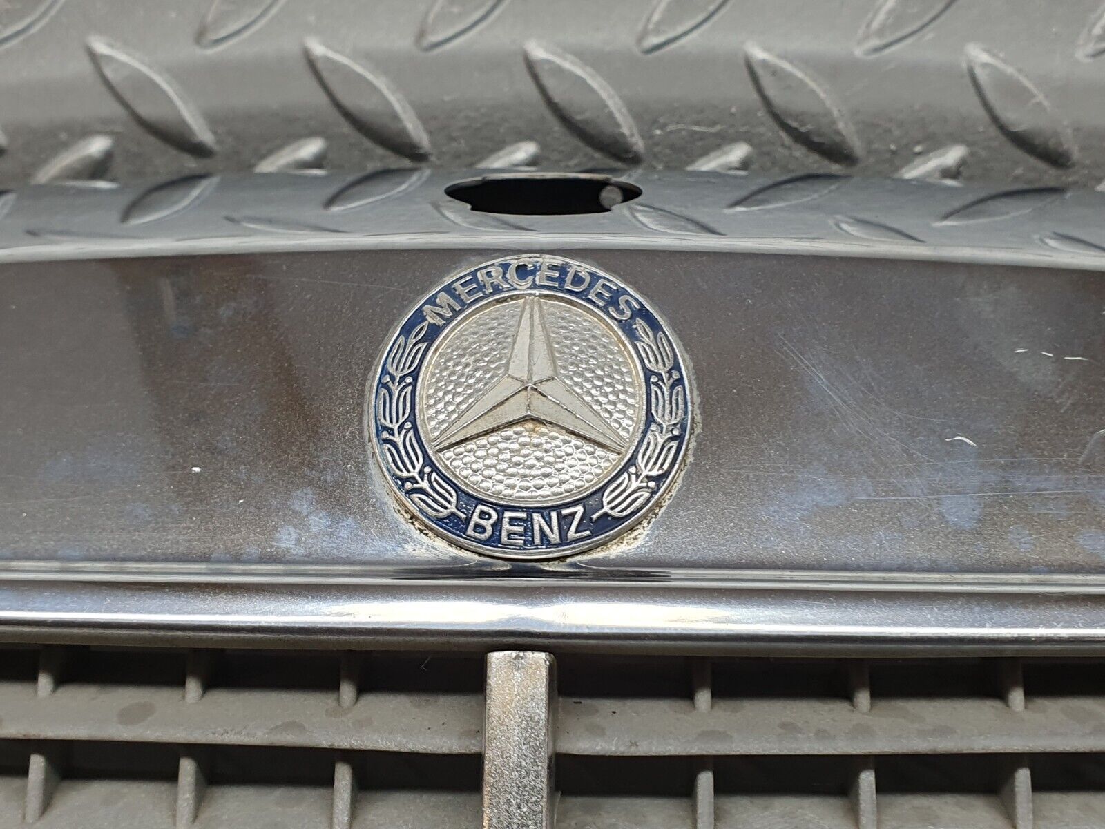 41221 Mercedes-Benz W126 300SE Bonnet Grill Chrome 1268880423