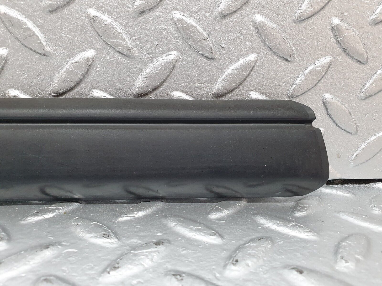 41426 Mercedes-Benz W124 200E Front Left Fender Wing Centre Moulding Trim