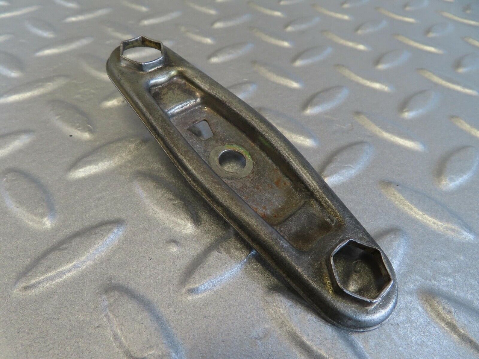 14036 Mercedes-Benz C107 280SLC Fuel Injector Bracket