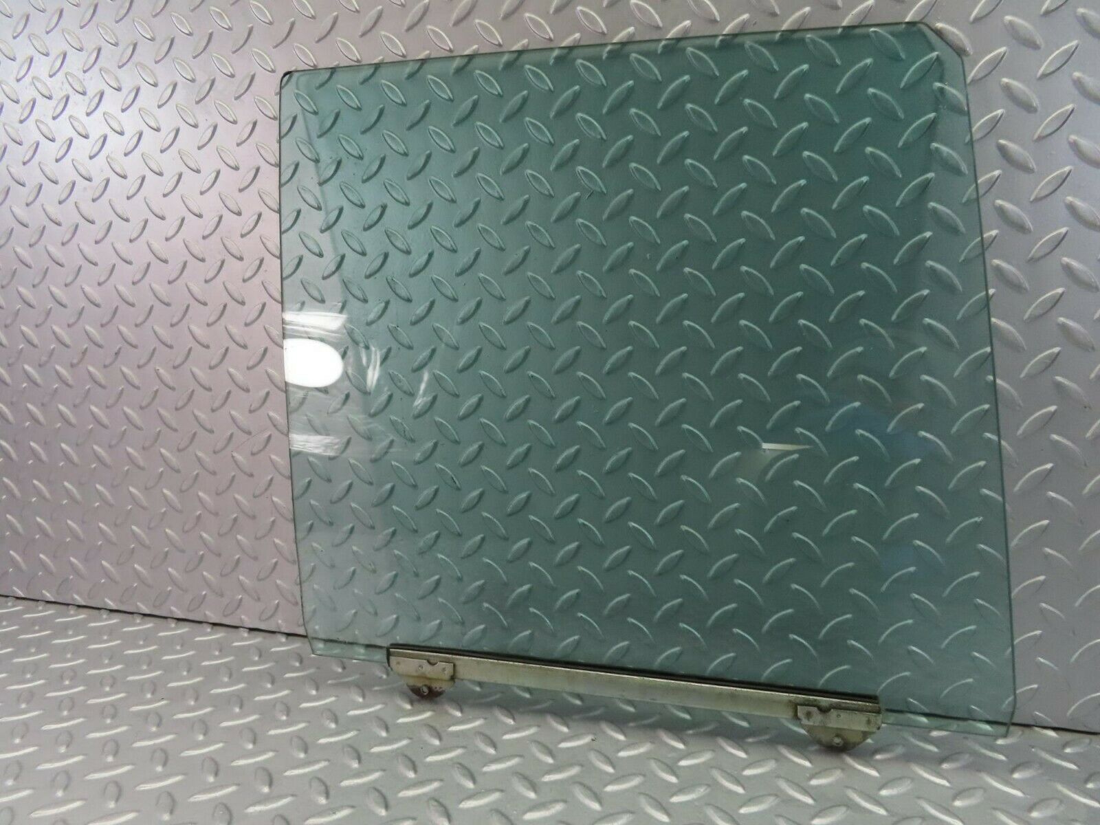 7863 Mercedes-Benz W115 220D Front Right Door Window Glass