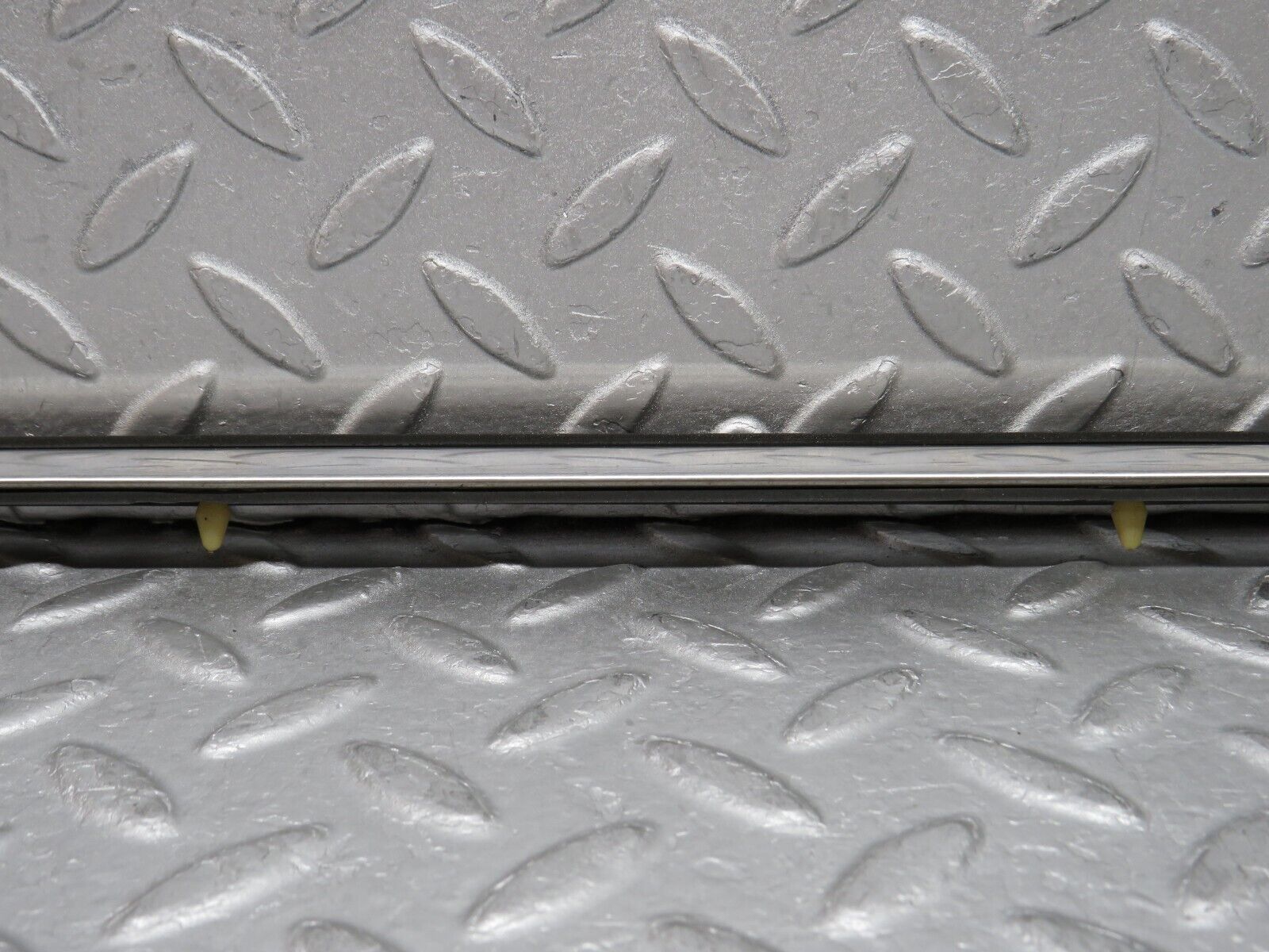 37440 Mercedes-Benz W109 300SEL Front Left Fender Wing Centre Moulding Trim