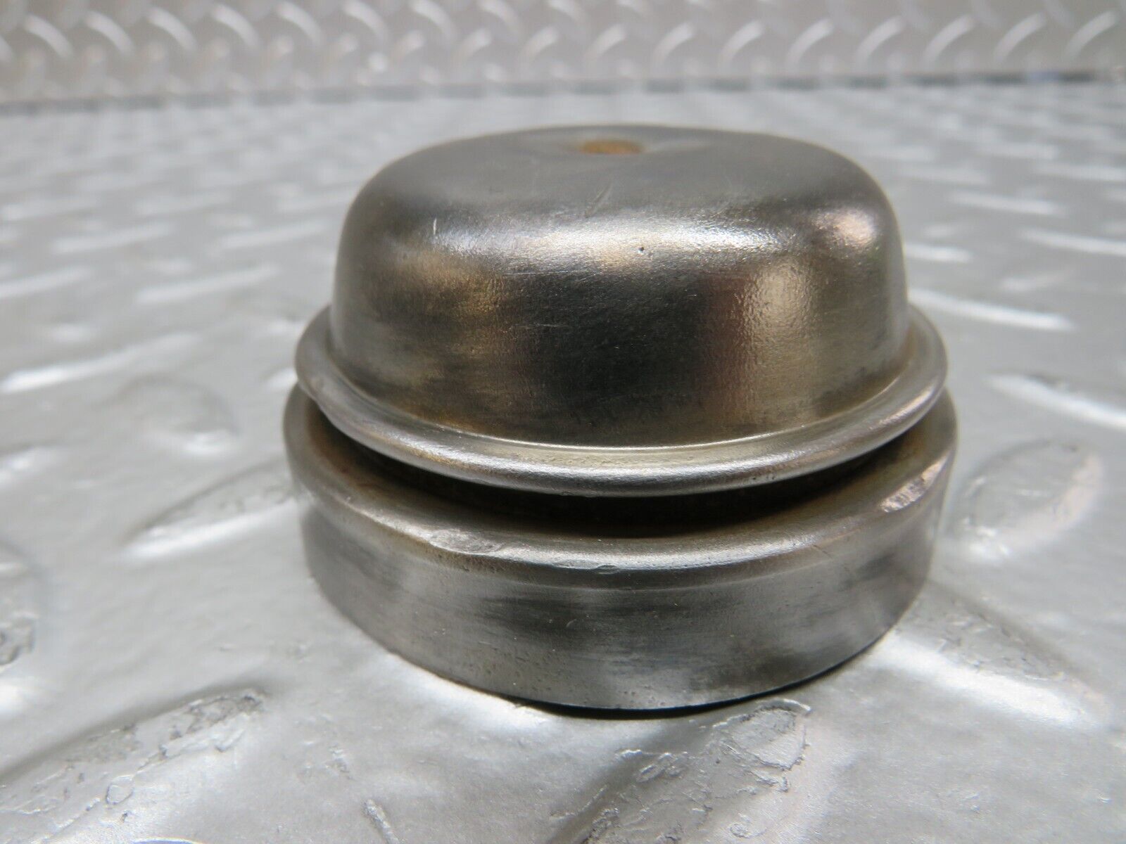 25551 Mercedes-Benz W123 200 Wheel Hub Locking Cap