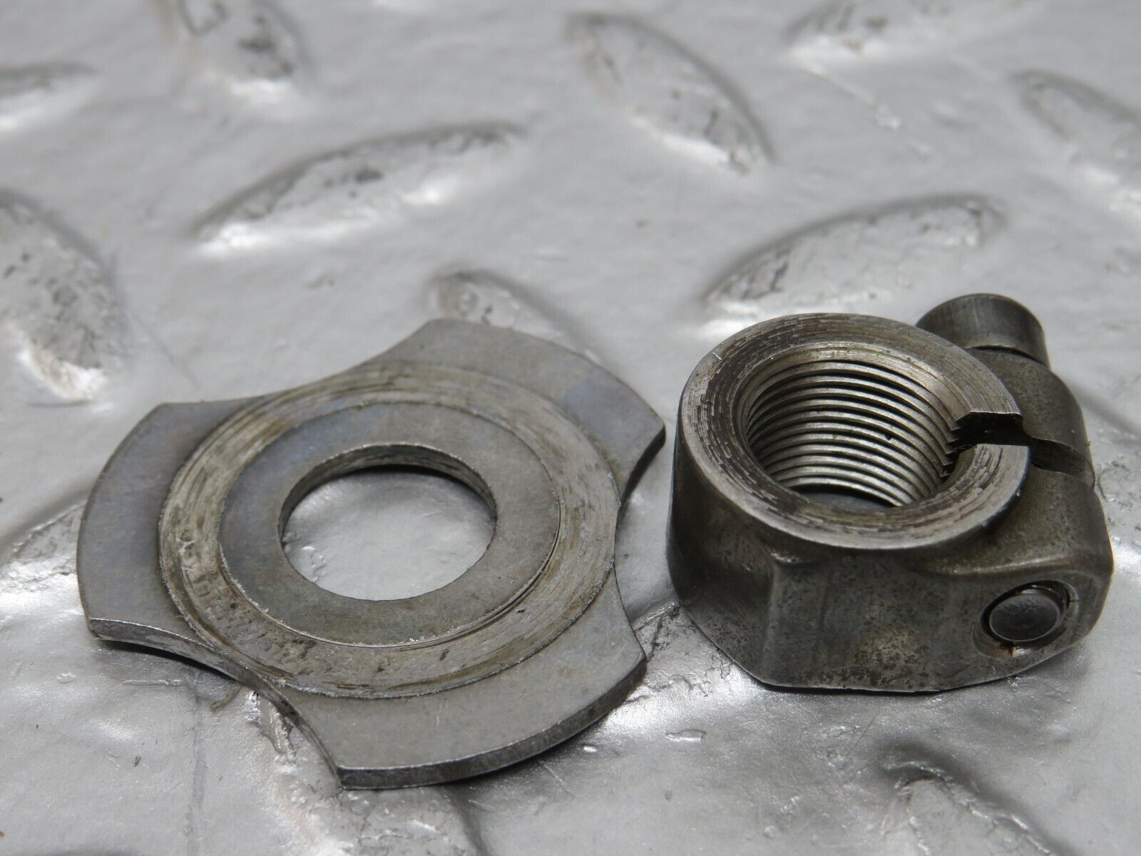 25654 Mercedes-Benz W124 280E Wheel Hub Locking Cap