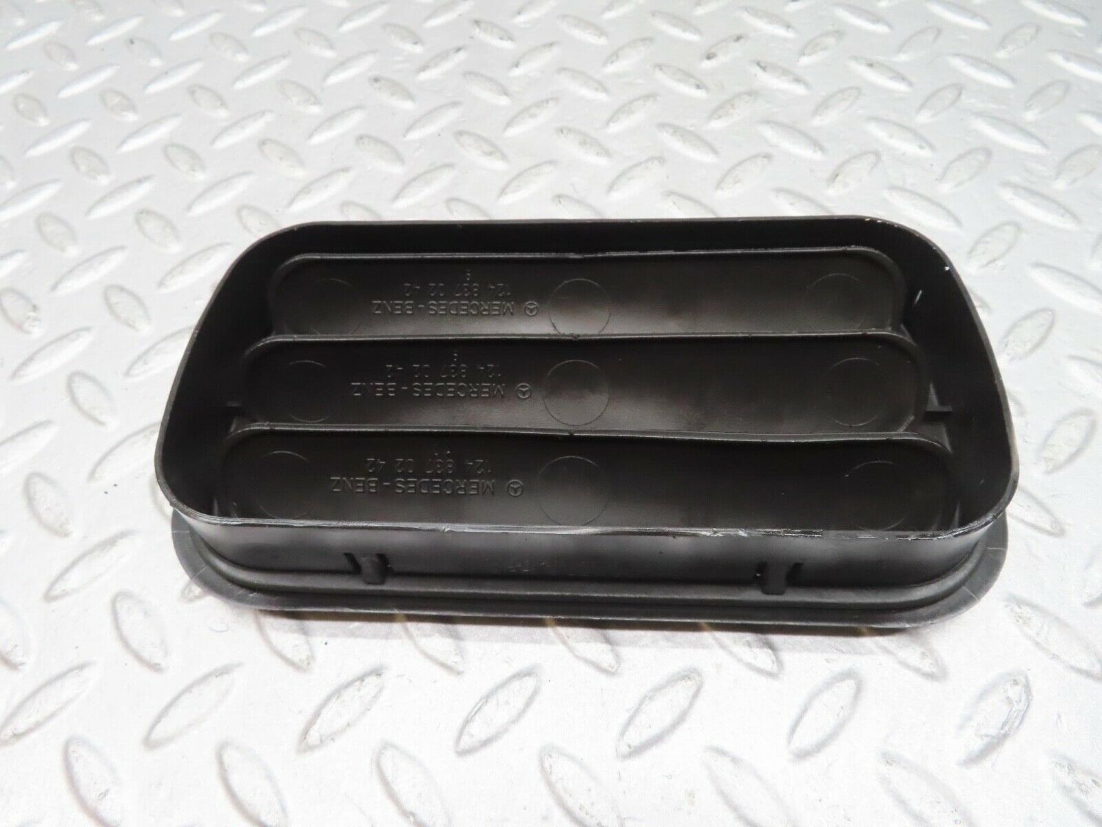 16201 Mercedes-Benz W124 260E Rear Air Intake Vent 1248370230