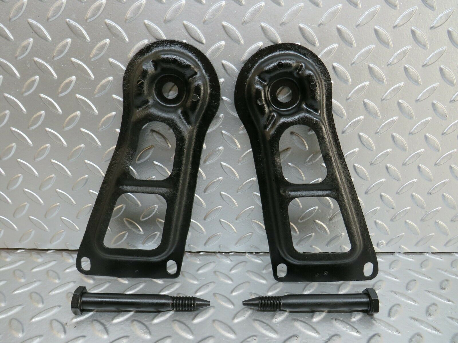 23815 Mercedes-Benz C107 450SLC Coupe Rear Suspension Axle Mounting Bracket