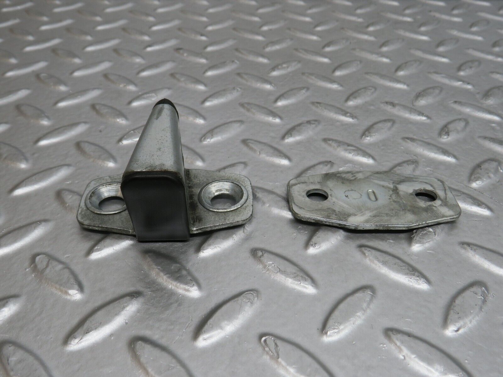 29573 Mercedes-Benz W124 230E Door Lock Latch