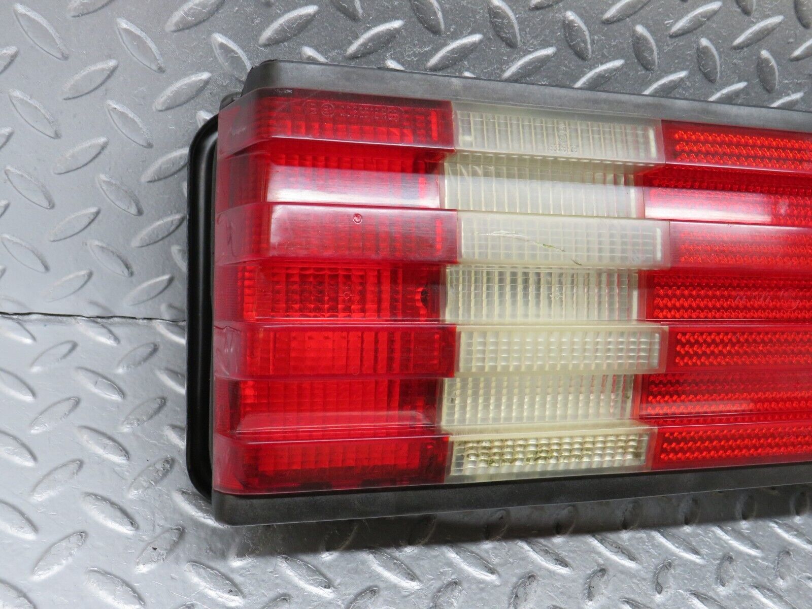 36191 Mercedes-Benz W126 420SE Tail Light & Bulb Holder Right Side 22072