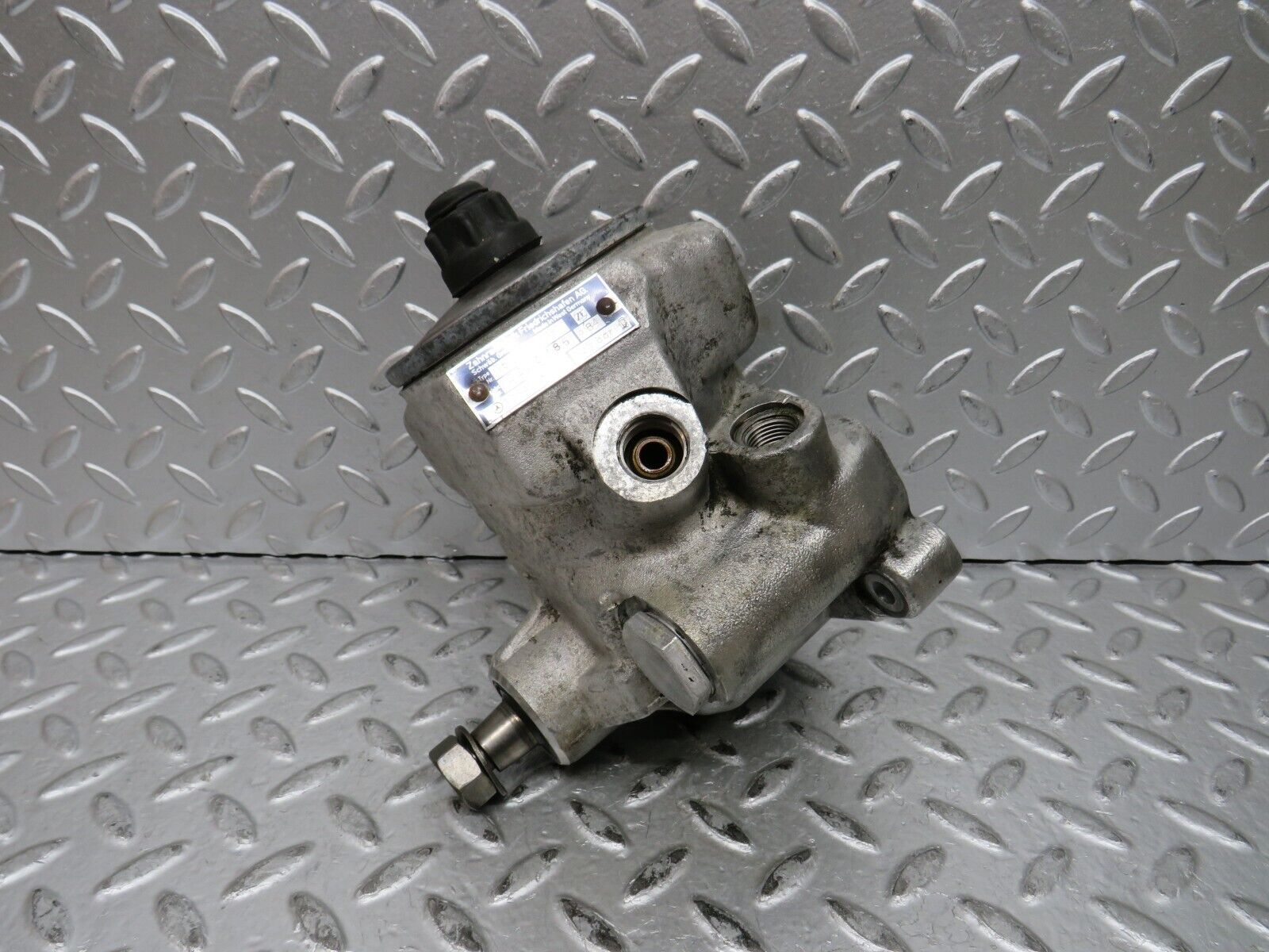 28706 Mercedes-Benz W123 230E Power Steering Pump 1264601380