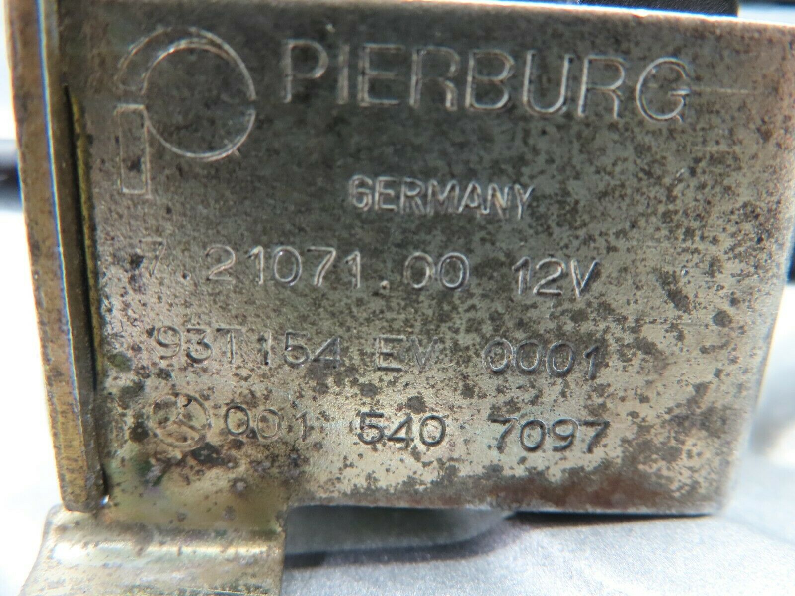 6711 Mercedes-Benz S124 E220 Wagon Vacuum Control Valve Pierburg 0015407097