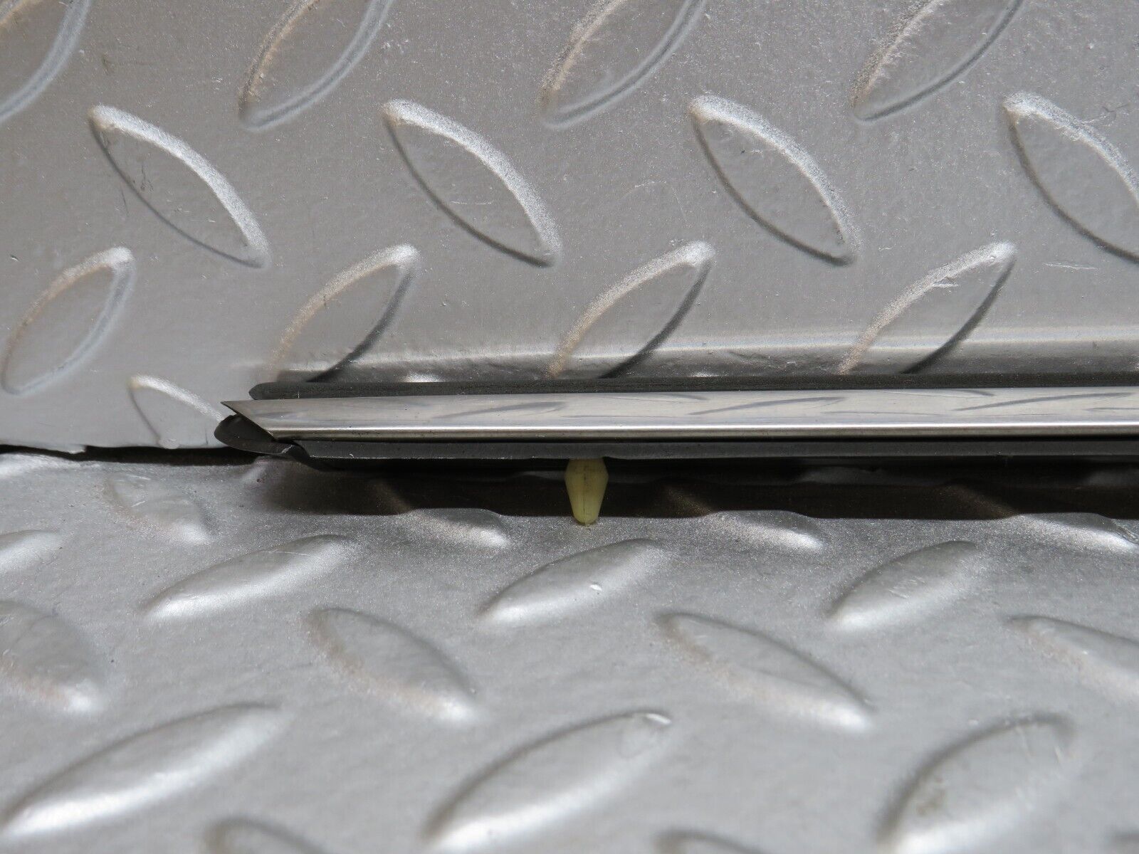 37440 Mercedes-Benz W109 300SEL Front Left Fender Wing Centre Moulding Trim