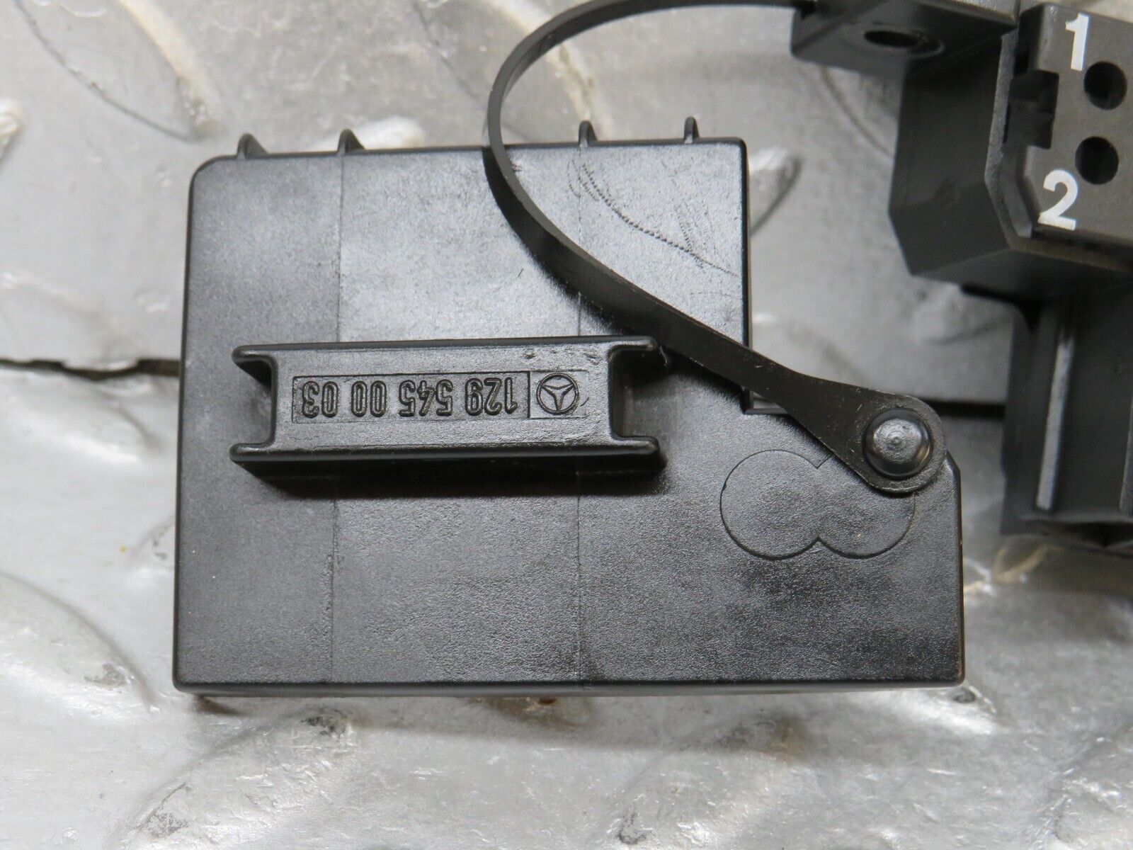 37917 Mercedes-Benz A124 320E Cabriolet Diagnostic Connector 1295455540 1295450003