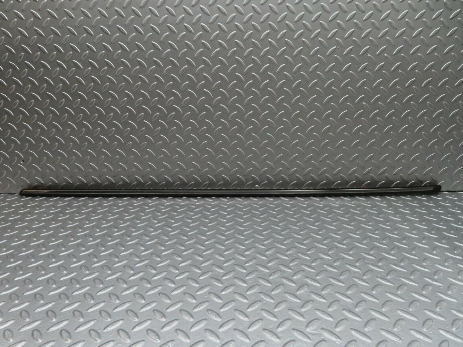 18004 Mercedes-Benz W123 200 Front Right Fender Wing Centre Moulding Trim