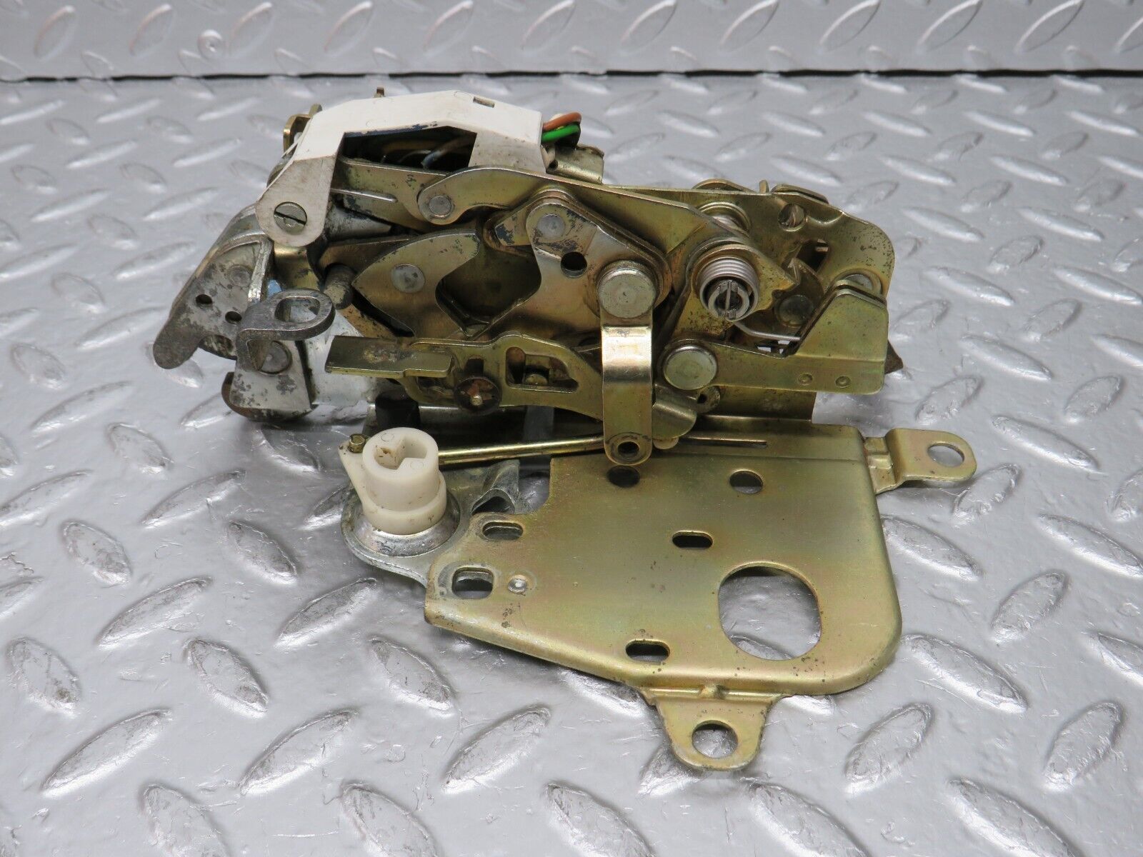 31361 Mercedes-Benz S124 220TE Wagon Tailgate Lock Mechanism