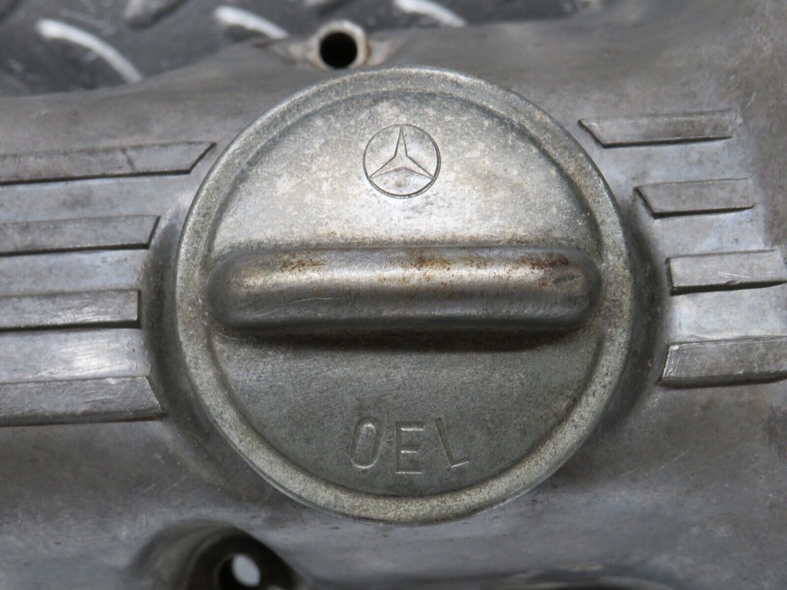 34536 Mercedes-Benz C126 380SEC Cylinder Head Valve Cover Right 1170160105