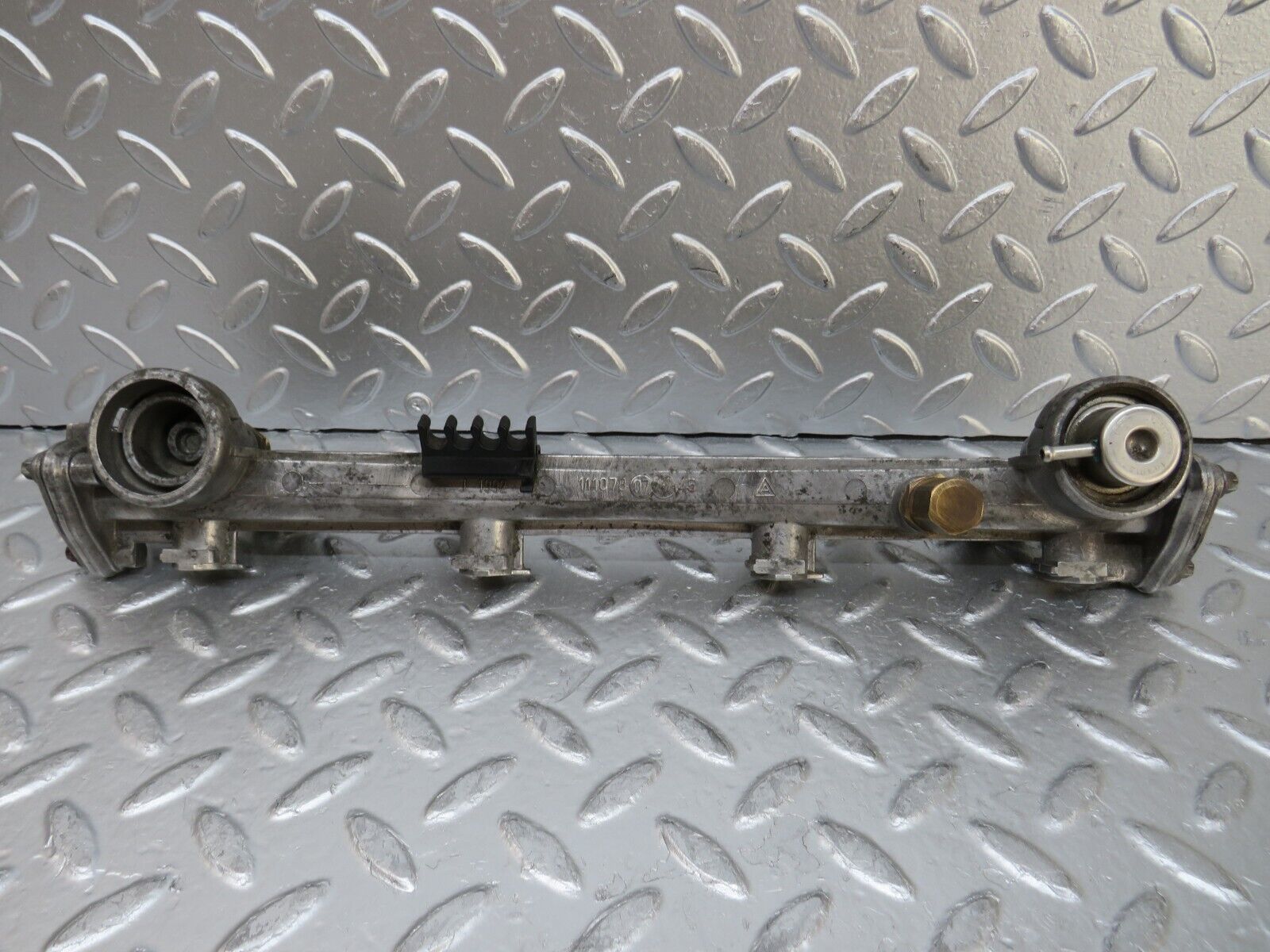 26690 Mercedes-Benz C124 220CE Coupe Fuel Injector Rail 1110780745