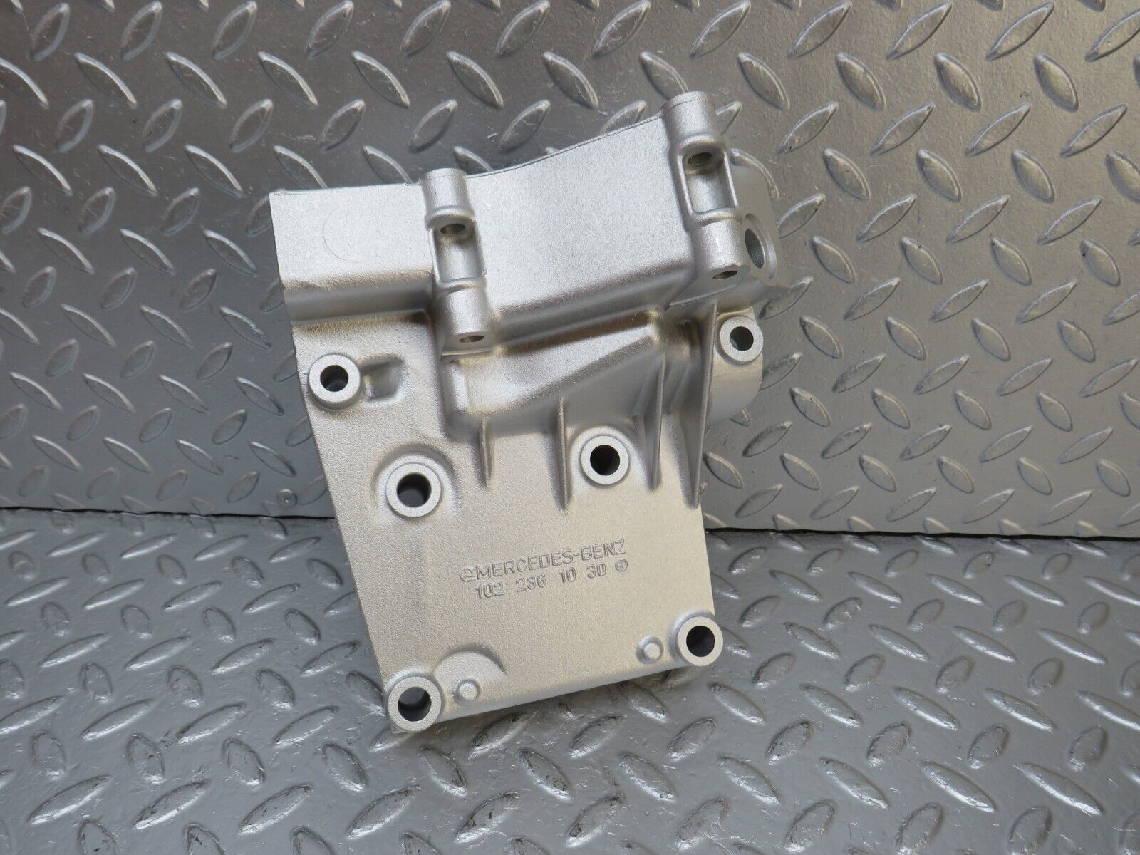 33791 Mercedes-Benz W201 190E 2.0L Power Steering Pump Bracket 1022361030