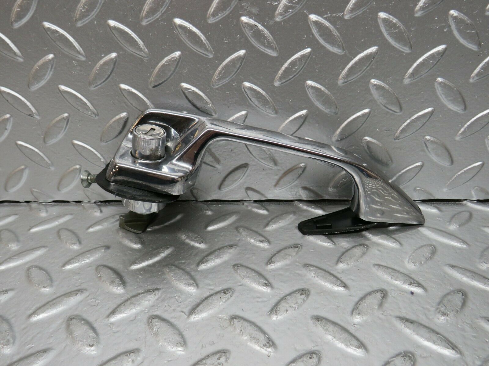 24457 Mercedes-Benz W108 Door Handle Front Right No Key 1087661401