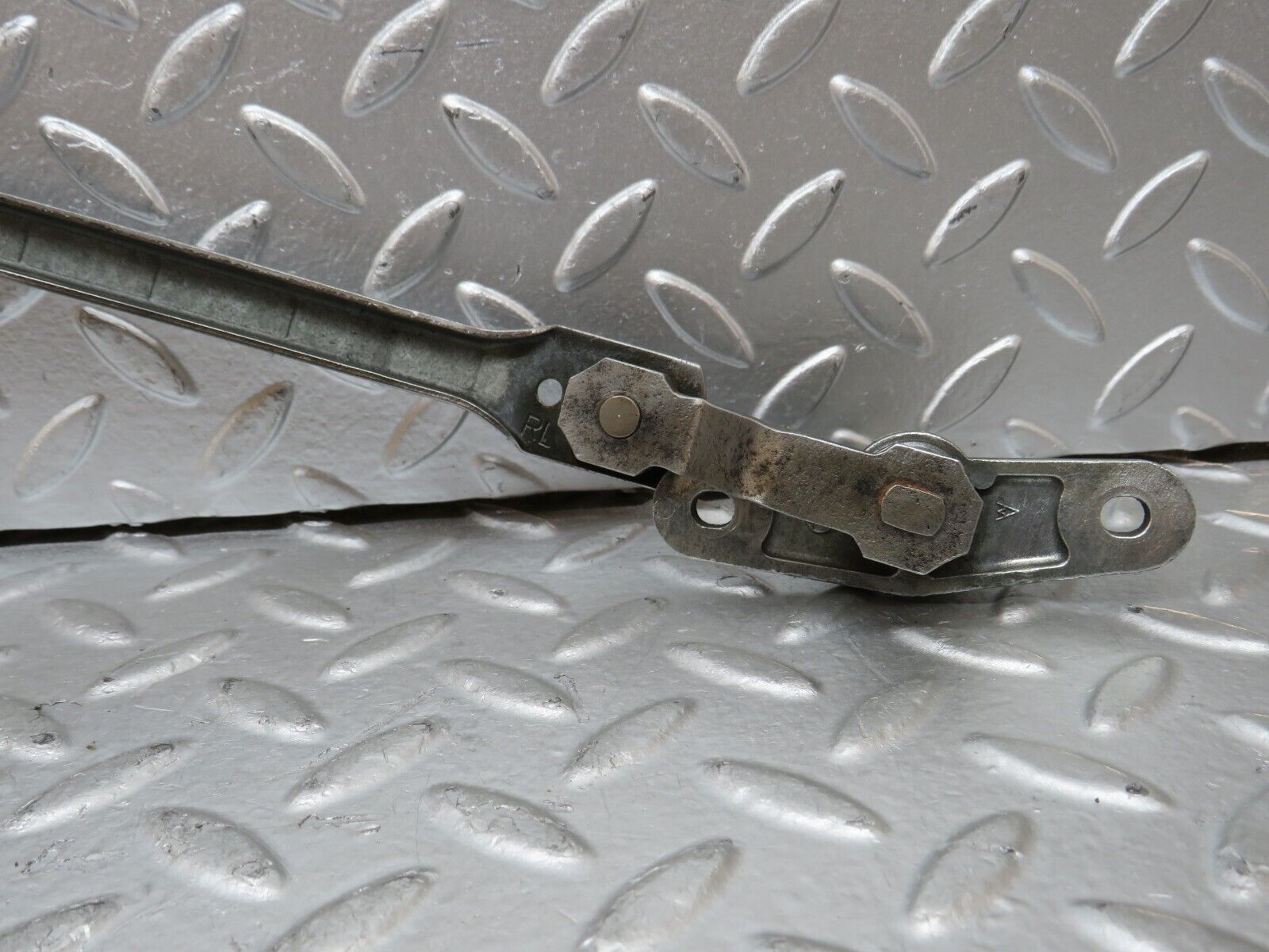 28364 Mercedes-Benz S123 240D Wagon Windscreen Wiper Linkage