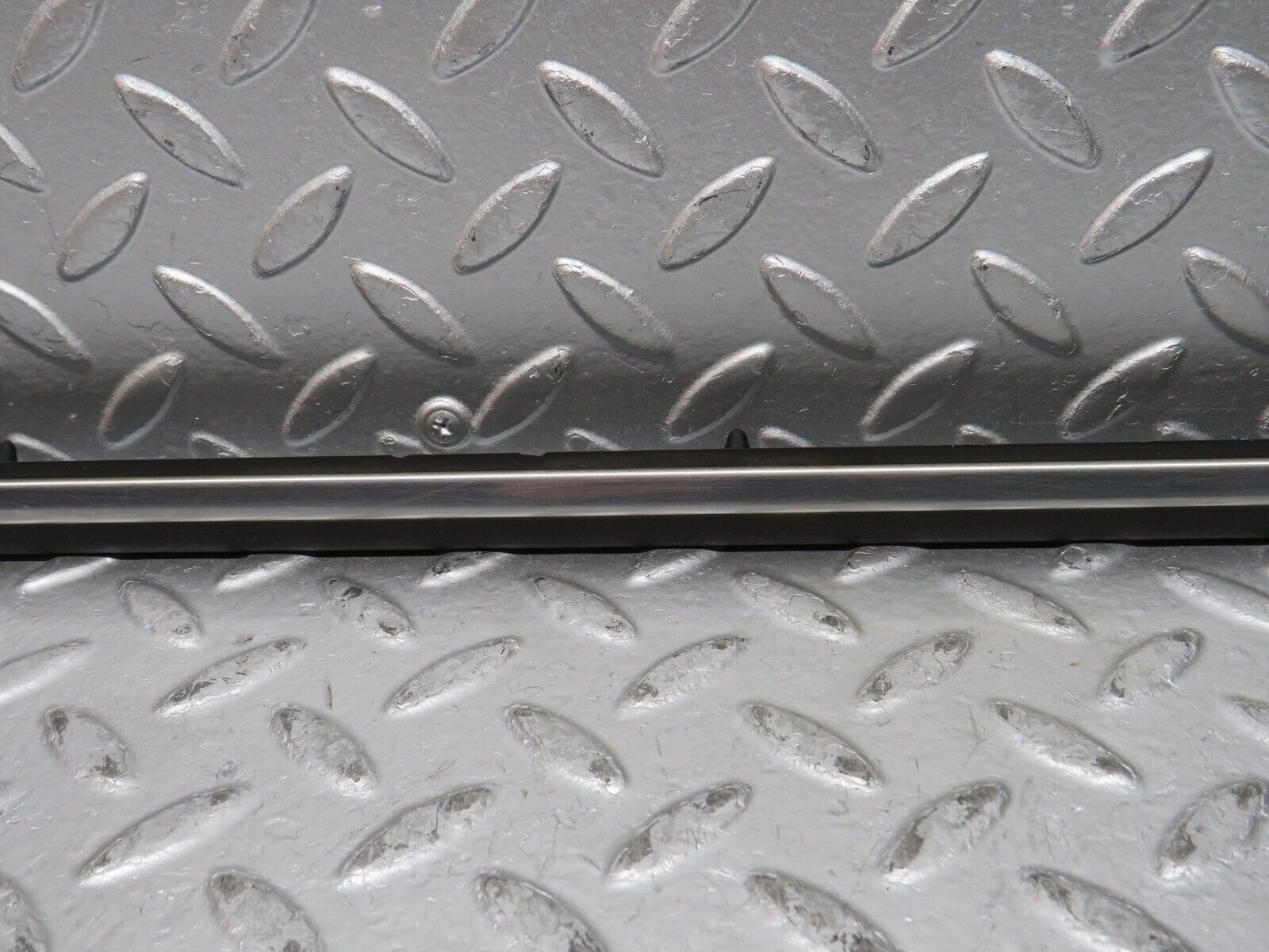 32110 Mercedes-Benz W123 230E Front Right Door Centre Moulding Trim