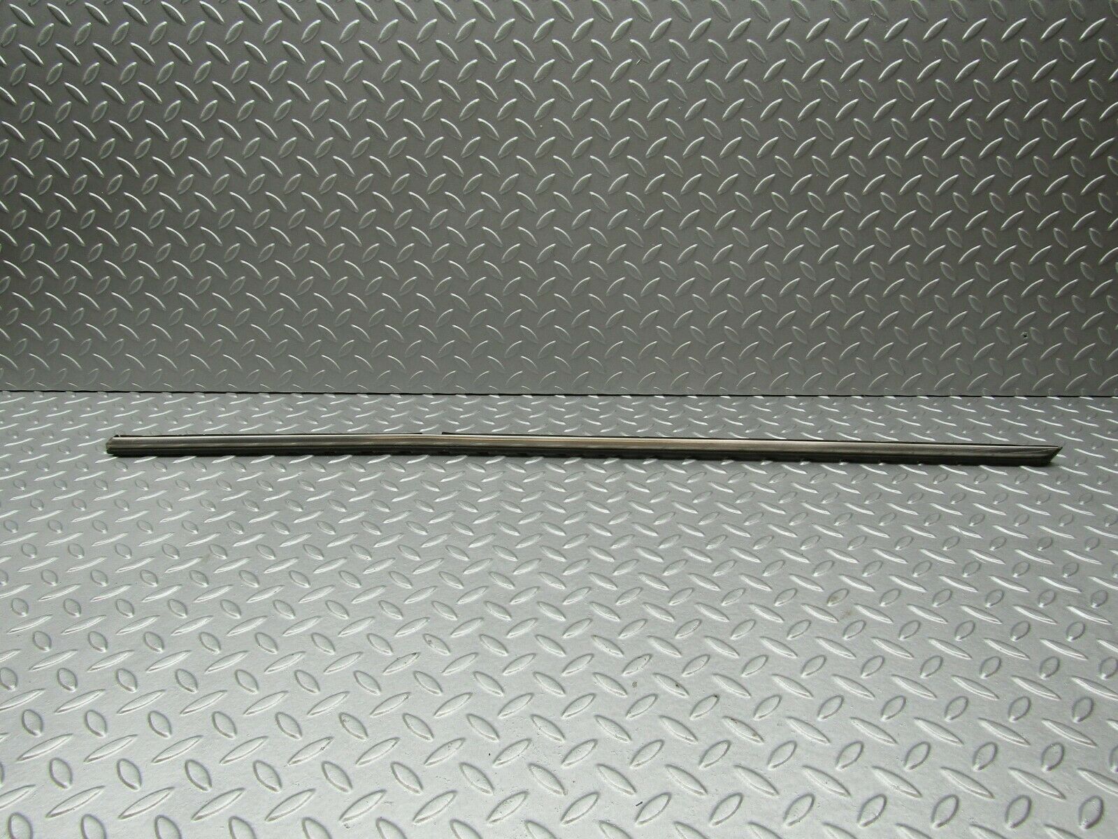 3334 Mercedes-Benz W115 220D Centre Door Chrome Trim Front Left