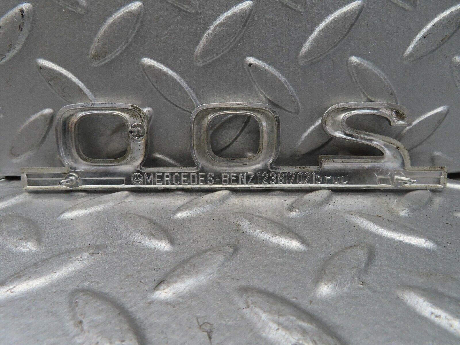 13647 Mercedes-Benz W123 200 Trunk Badge Emblem 1238170215