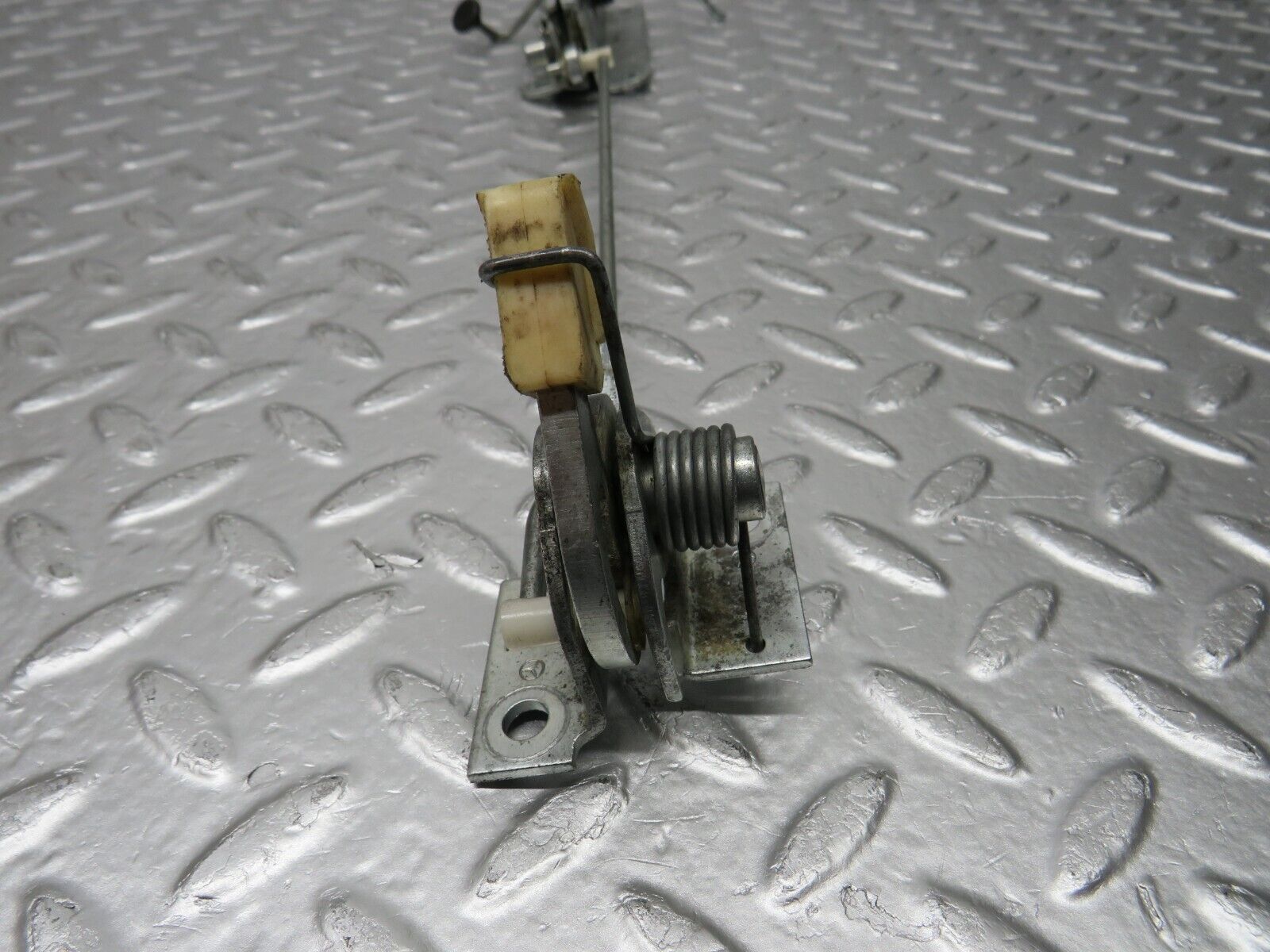 32562 Mercedes-Benz S124 300TE Wagon Rear Right Seat Bench Locking Mechanism