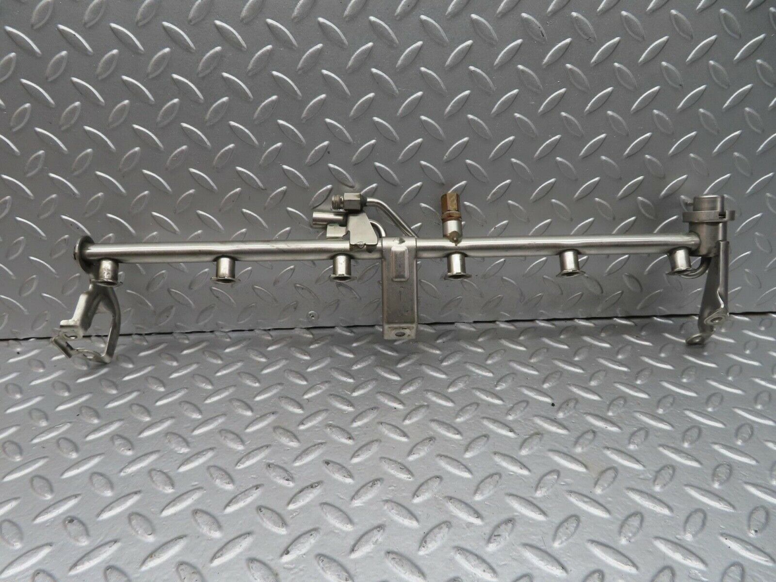 15074 Mercedes-Benz W140 S320 Fuel Injector Rail With Fuel Pressure Regulator