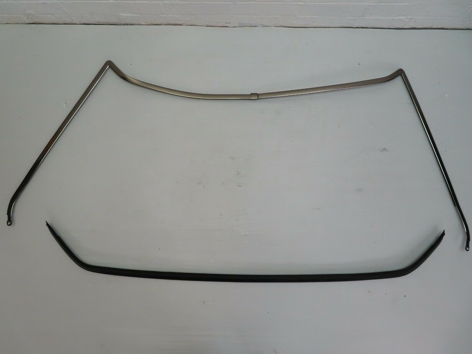 5537 Mercedes-Benz W124 230E Rear Windscreen Chrome Frame