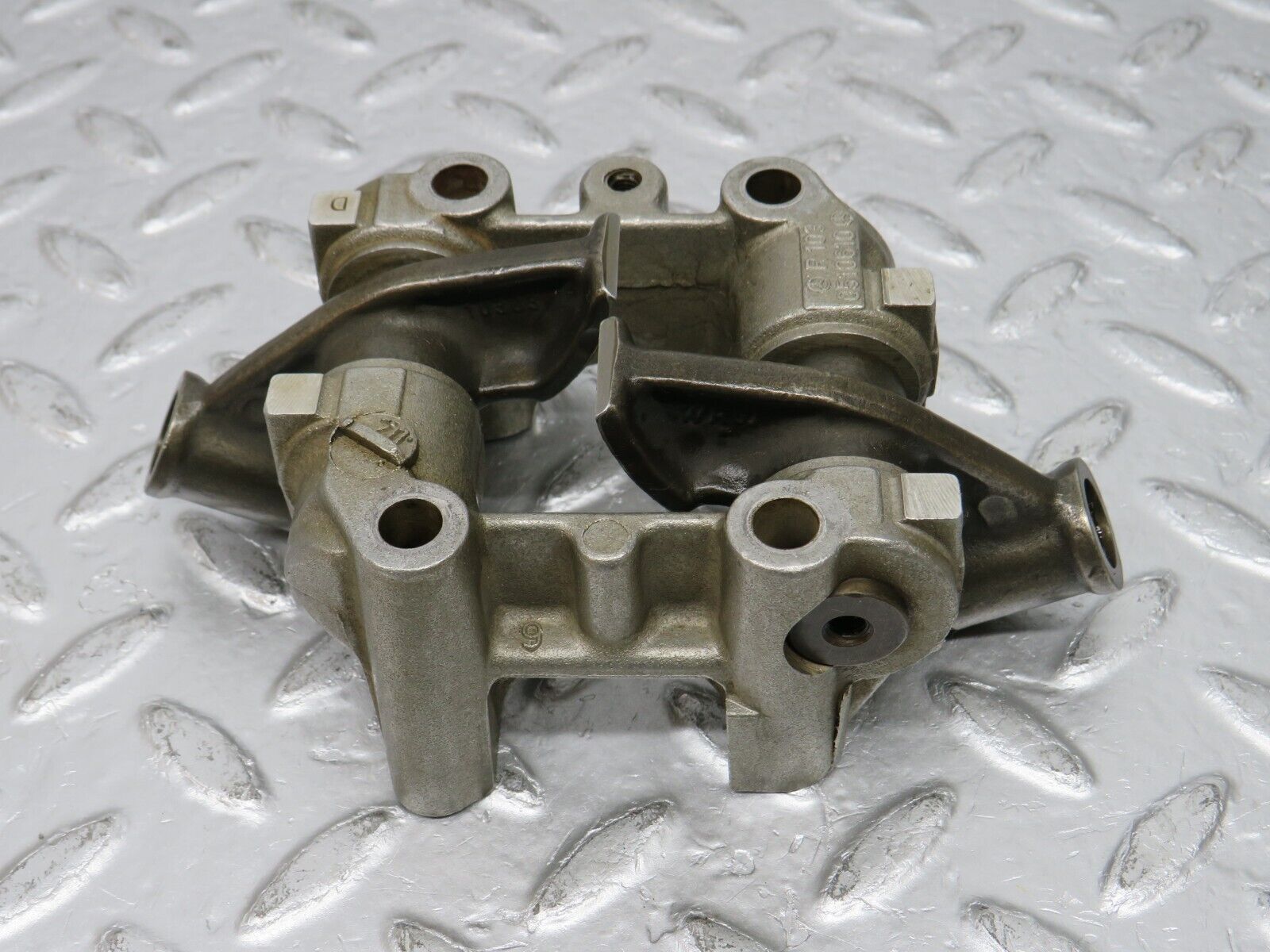 32620 Mercedes-Benz S124 300TE Rocker Arms Camshaft Bearing Block 1030510610