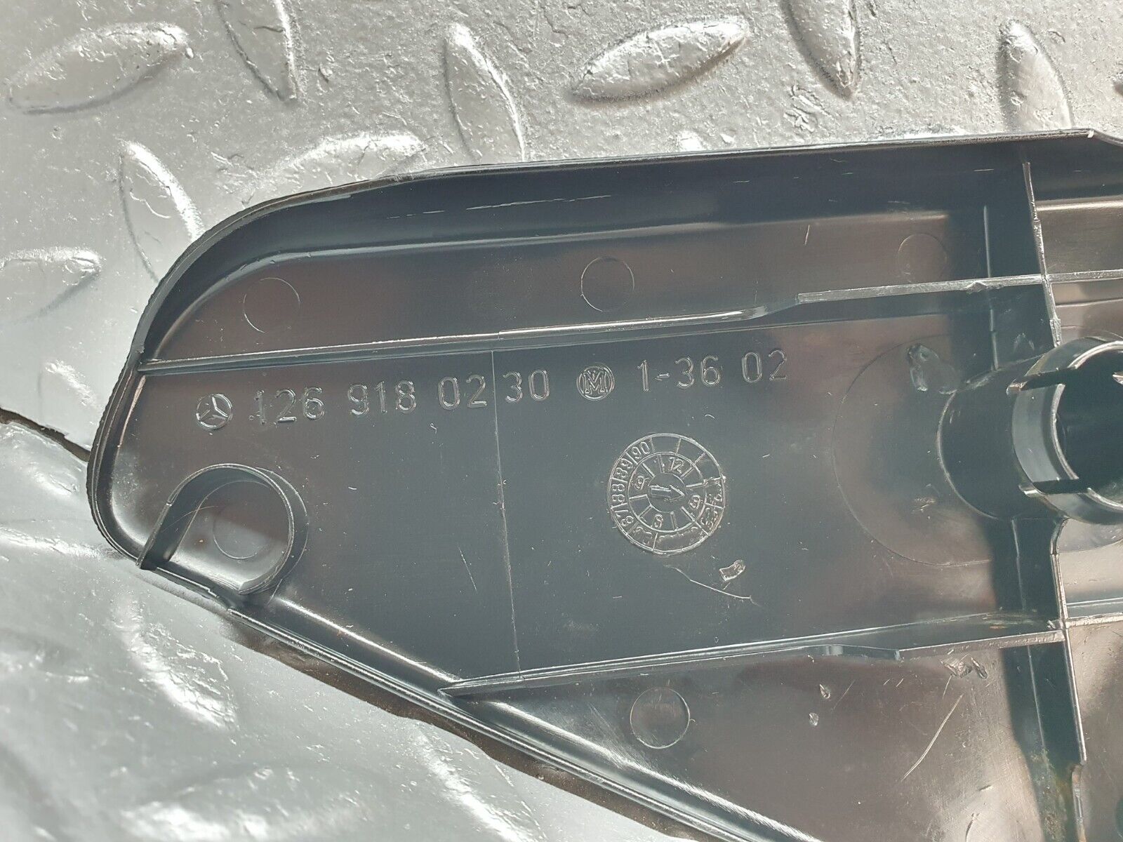 40789 Mercedes-Benz W126 Front Right Seat Cover Trim Black 1269180230