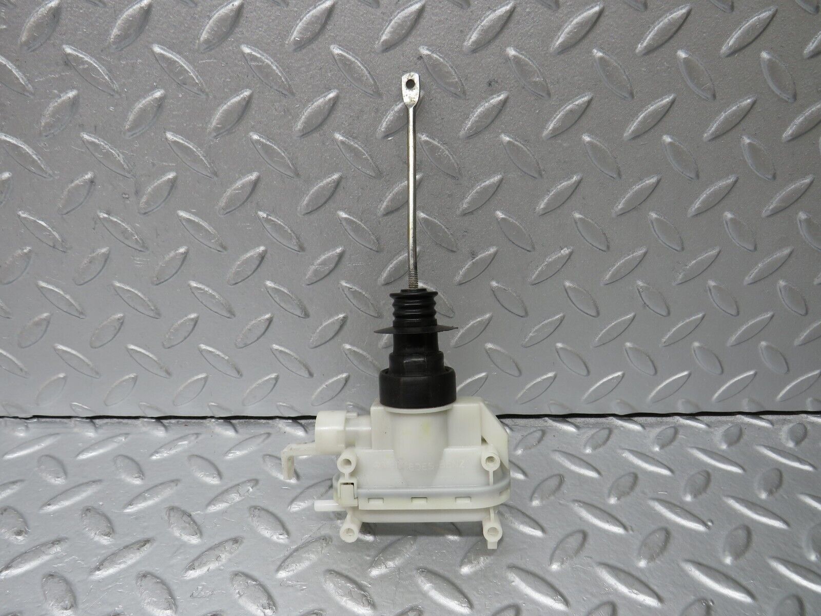 36149 Mercedes-Benz W126 420SE Front Right Door Lock Vacuum Actuator