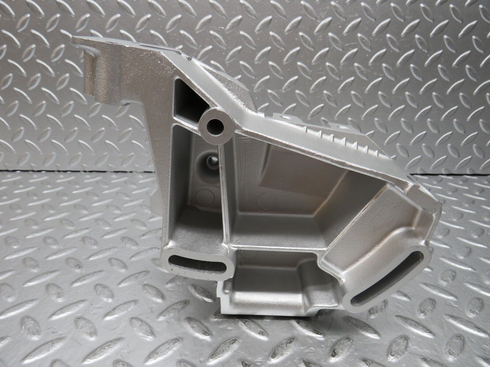 26825 Mercedes-Benz W123 240D Power Steering Pump Bracket 6172360330