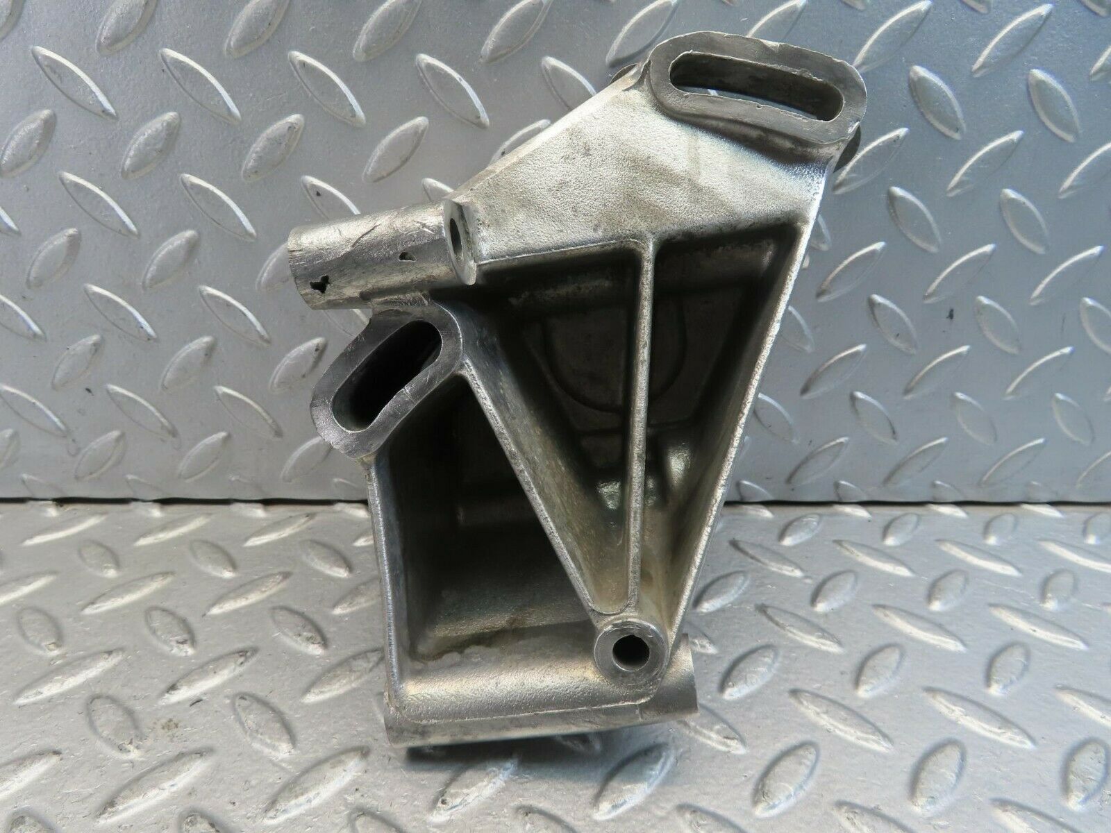 11469 Mercedes-Benz C123 230CE Coupe Power Steering Pump Bracket 1234880341