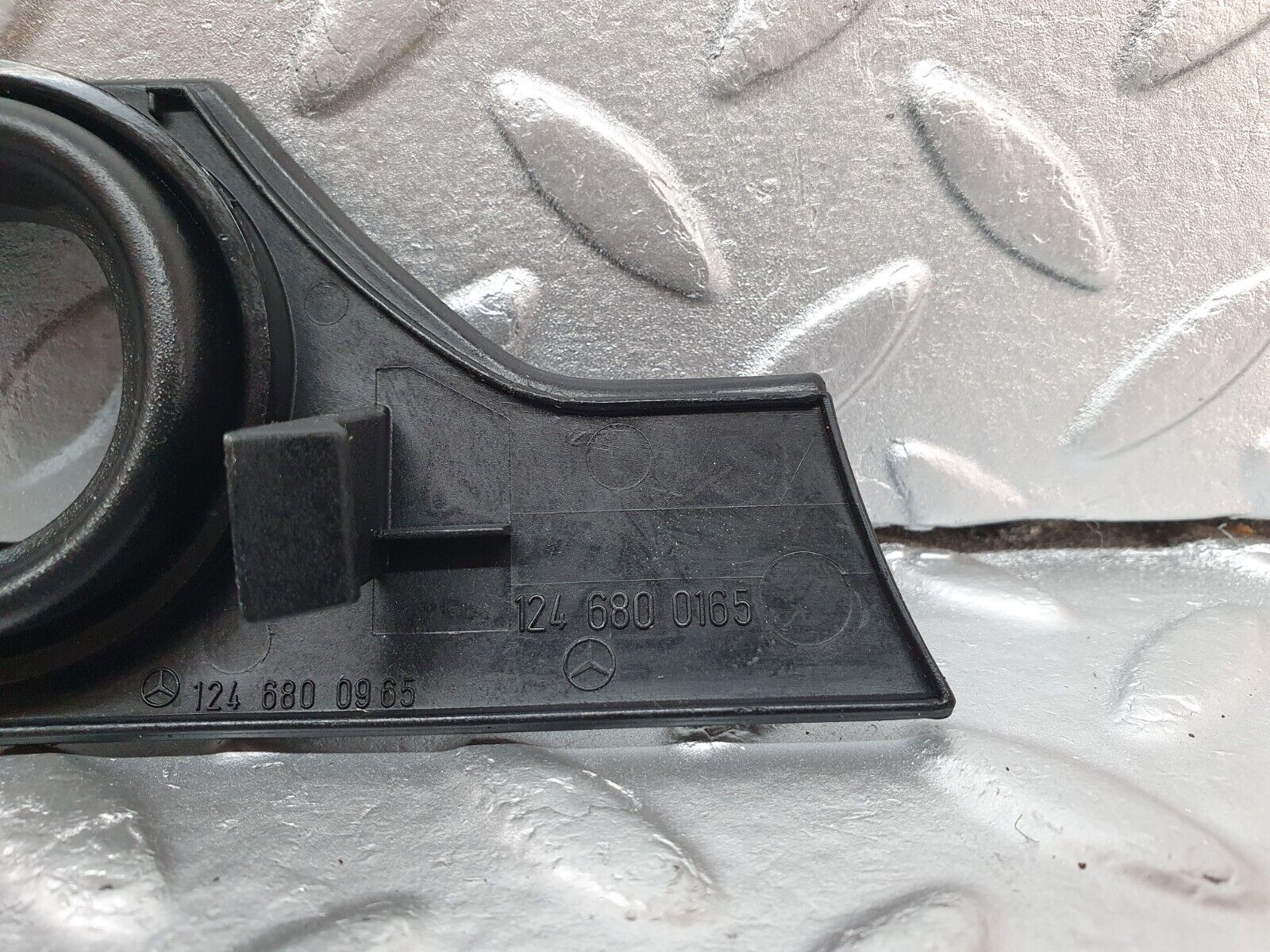 41561 Mercedes-Benz W124 200E Ignition Switch Cover Surround 1246800965 1246800165