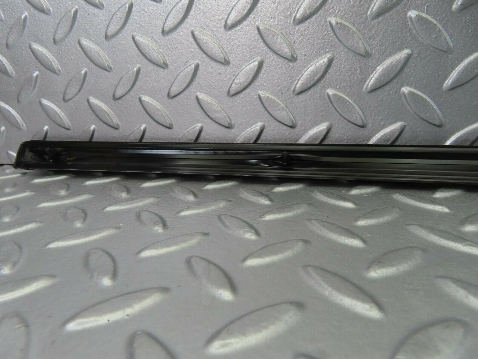 10266 Mercedes-Benz W123 Front Left Door Centre Moulding Trim