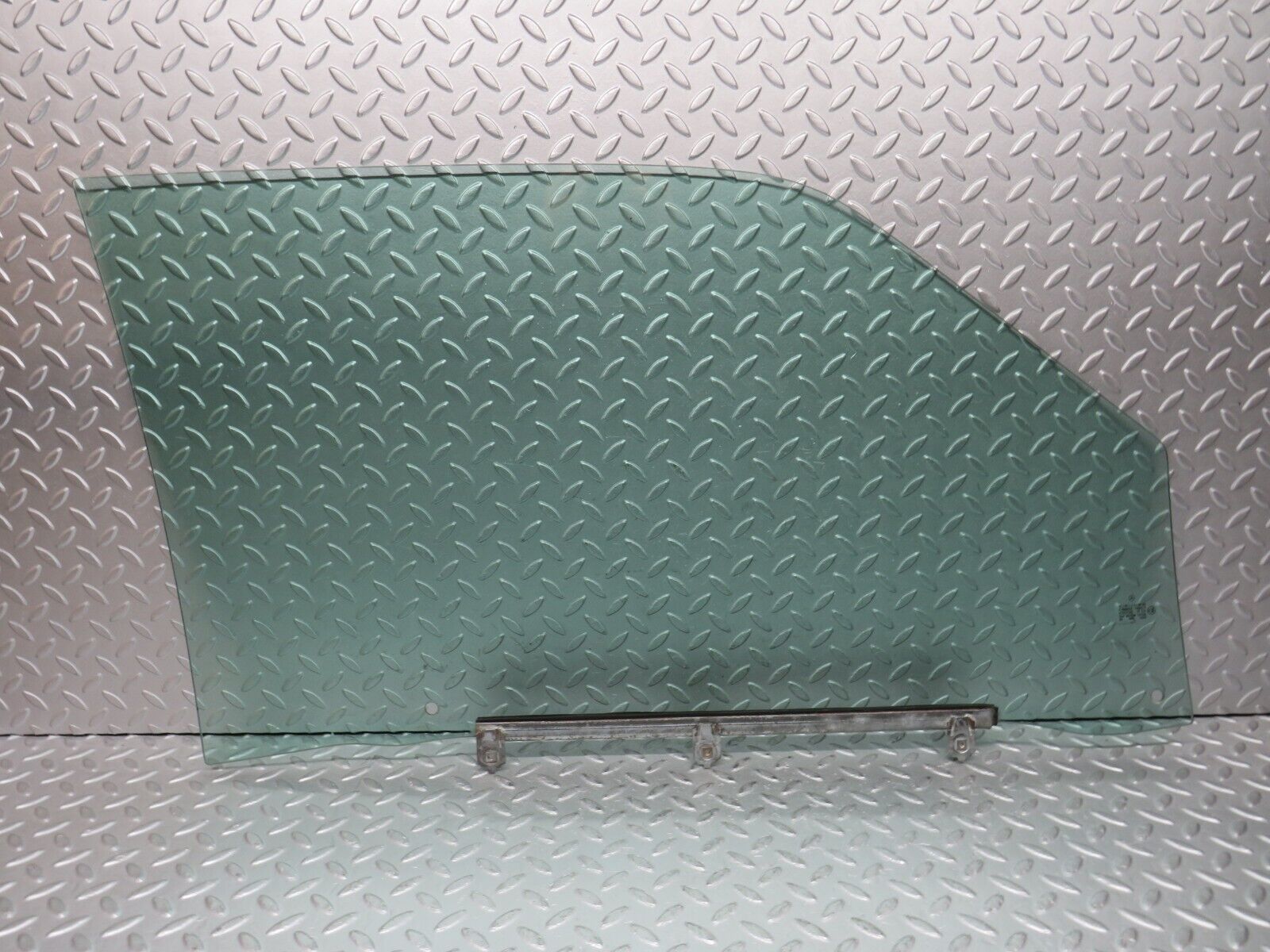 37875 Mercedes-Benz A124 320E Cabriolet Front Left Door Window Glass